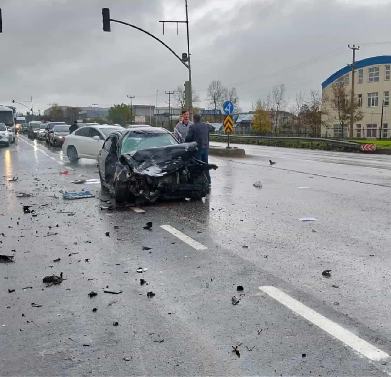 Sakarya’da 3 araçlı zincirleme kaza: 2 yaralı