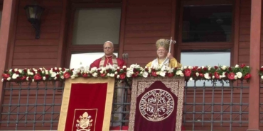 Papa 14. Leo ve Fener Rum Patriği Bartholomeos, ayine katılanları selamladı