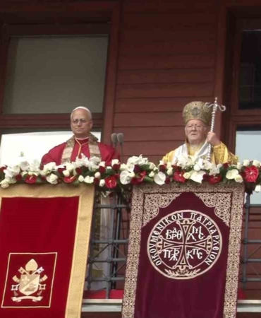 Papa 14. Leo ve Fener Rum Patriği Bartholomeos, ayine katılanları selamladı