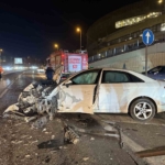 Bakırköy’de kontrolden çıkan otomobil karşı şeritteki araca çarptı