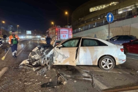 Bakırköy’de kontrolden çıkan otomobil karşı şeritteki araca çarptı