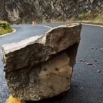 Tekirdağ’da yağış sonrası kaya parçaları yola yuvarlandı