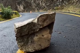 Tekirdağ’da yağış sonrası kaya parçaları yola yuvarlandı