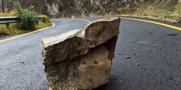 Tekirdağ’da yağış sonrası kaya parçaları yola yuvarlandı