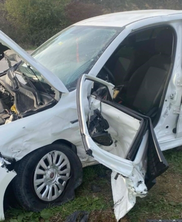 Sakarya’da iki otomobil çarpıştı: 1’i ağır 5 yaralı