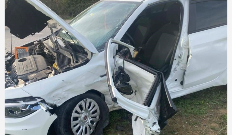 Sakarya’da iki otomobil çarpıştı: 1’i ağır 5 yaralı