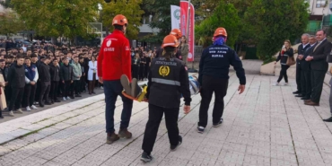 Öğrenciler, deprem tatbikatını başarıyla tamamladı