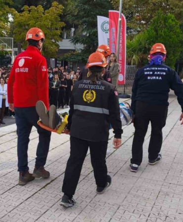 Öğrenciler, deprem tatbikatını başarıyla tamamladı