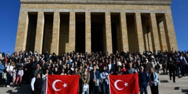 Balıkesirli gençler Ata’nın huzurunda