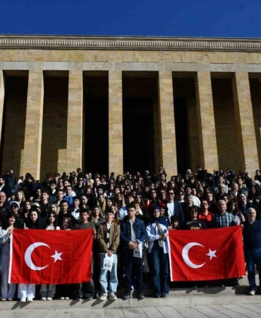 Balıkesirli gençler Ata’nın huzurunda