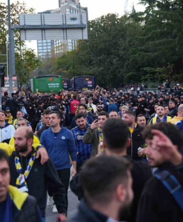 Fenerbahçe taraftarı derbi için stada geldi