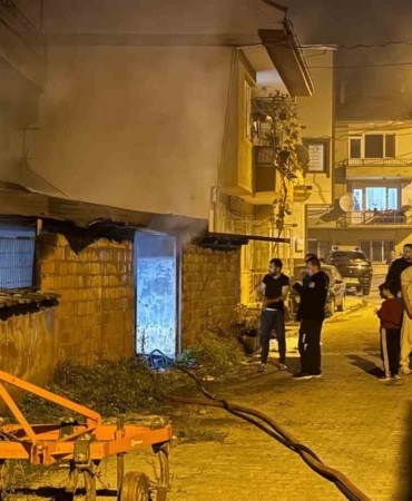Bursa’da üç katlı binada çıkan yangın paniğe neden oldu