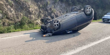 Kayalara çarpan otomobil takla attı, emniyet kemeri sayesinde kurtuldular