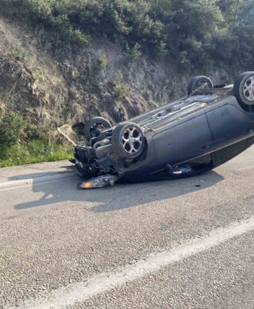 Kayalara çarpan otomobil takla attı, emniyet kemeri sayesinde kurtuldular