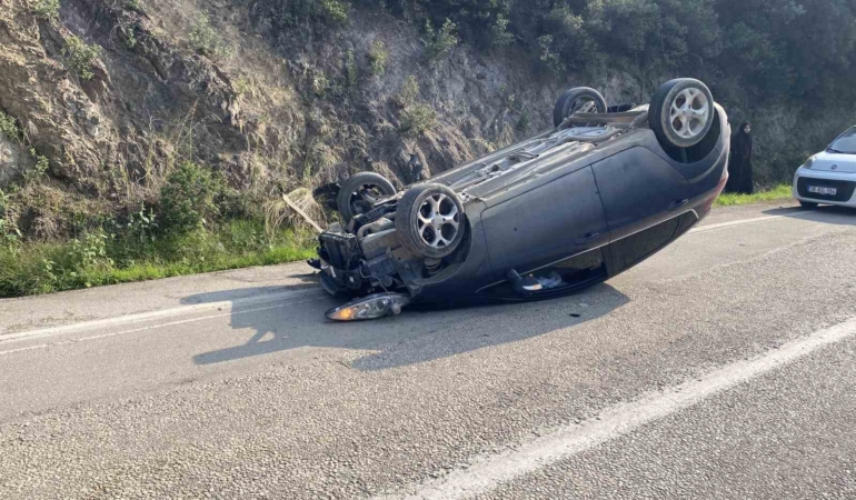 Kayalara çarpan otomobil takla attı, emniyet kemeri sayesinde kurtuldular
