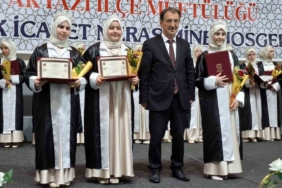 Sakarya’da 27 öğrenci icazet merasiminde hafızlık belgelerini aldı