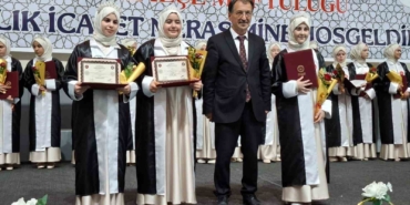 Sakarya’da 27 öğrenci icazet merasiminde hafızlık belgelerini aldı