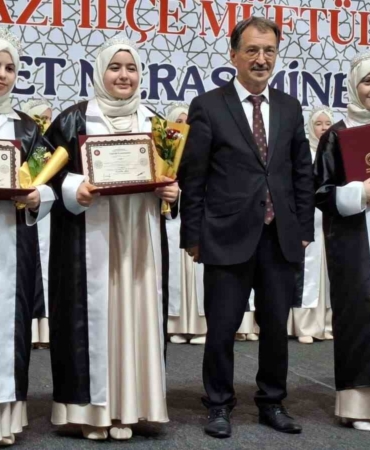 Sakarya’da 27 öğrenci icazet merasiminde hafızlık belgelerini aldı