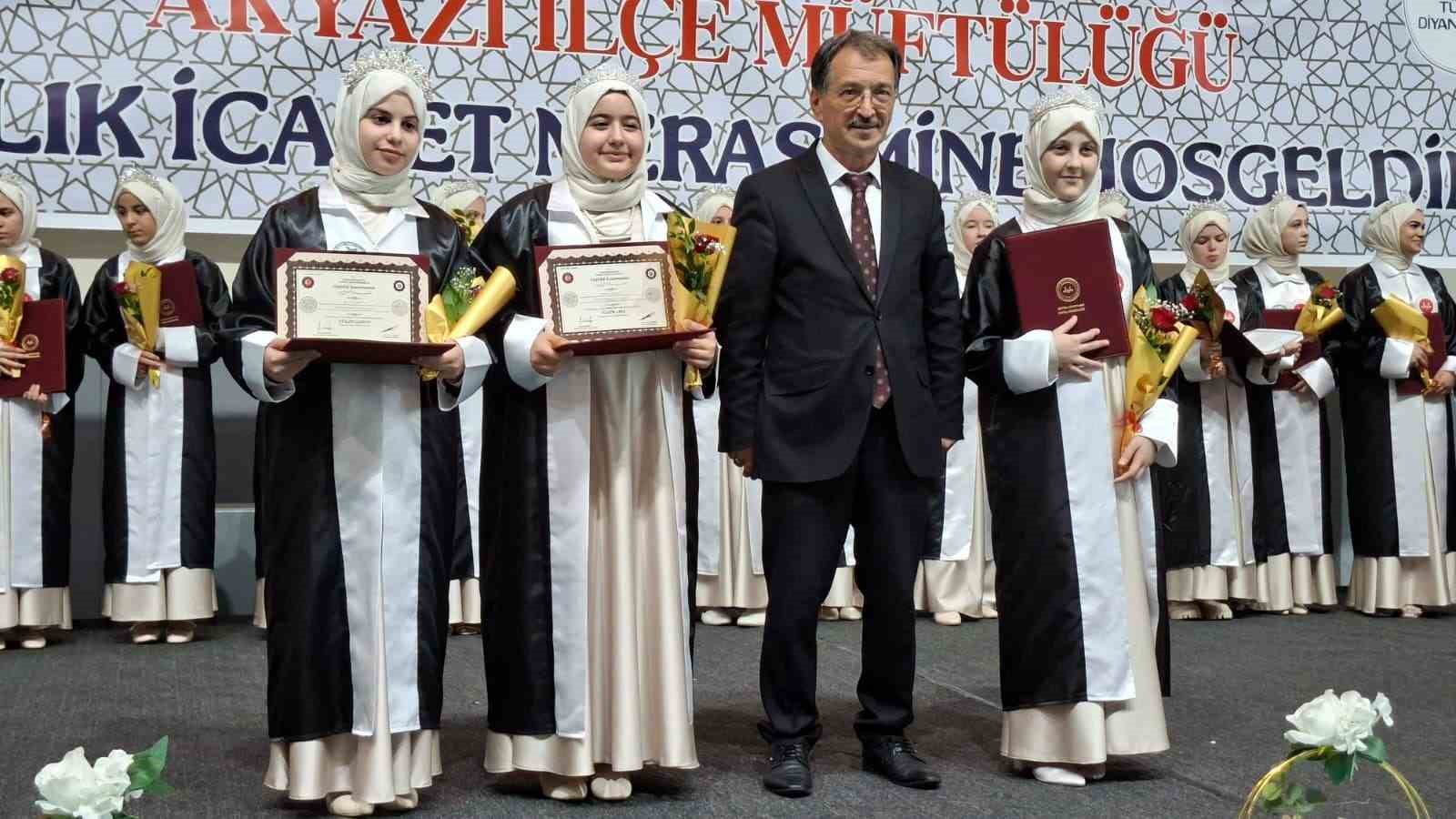 Sakarya’da 27 öğrenci icazet merasiminde hafızlık belgelerini aldı