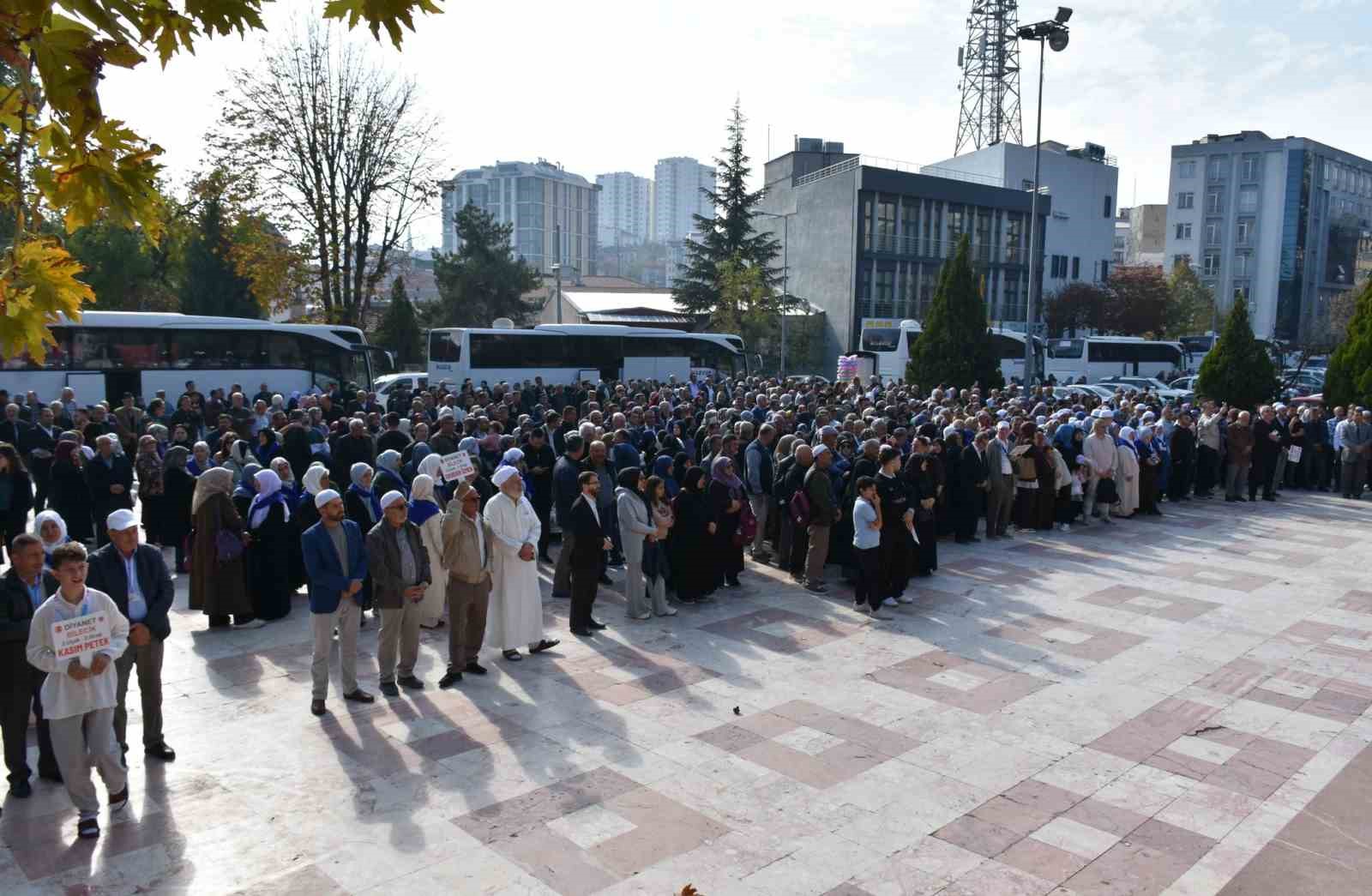 Bilecik’ten 305 umreci dualarla kutsal topraklara uğurlandı