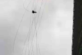 Ümraniye’de korku dolu anlar: Gökdelenin camlarını temizlerken kuvvetli rüzgara yakalandılar