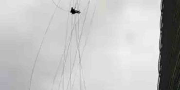 Ümraniye’de korku dolu anlar: Gökdelenin camlarını temizlerken kuvvetli rüzgara yakalandılar