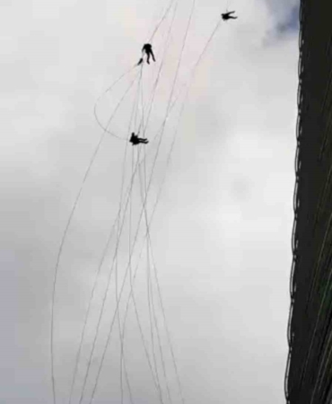 Ümraniye’de korku dolu anlar: Gökdelenin camlarını temizlerken kuvvetli rüzgara yakalandılar