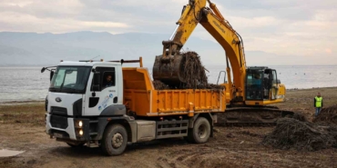 Sapanca Gölü kıyılarında ekosistemi koruyan temizlik