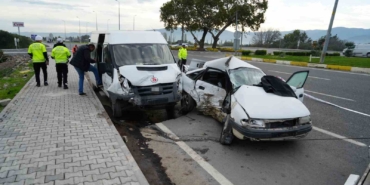 Balıkesir’de işçi servisi ile otomobil çarpıştı: 1 ölü, 4 yaralı