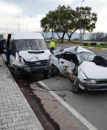 Balıkesir’de işçi servisi ile otomobil çarpıştı: 1 ölü, 4 yaralı