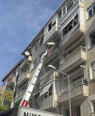 Kolonlarında çatlaklar tespit edilen 5 katlı bina mühürlendi