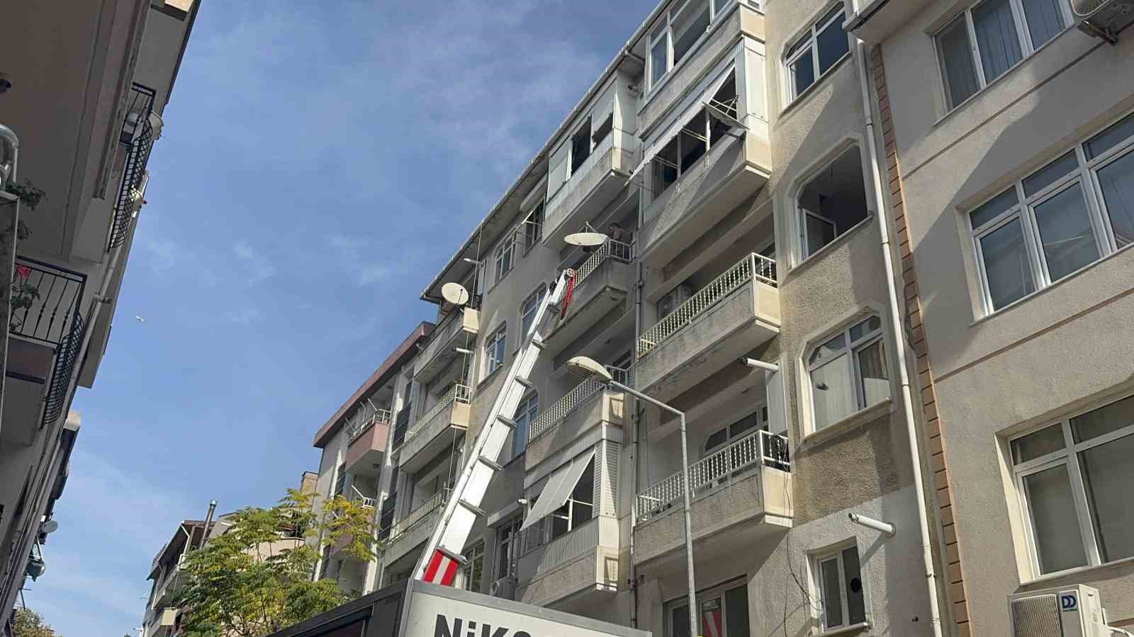 Kolonlarında çatlaklar tespit edilen 5 katlı bina mühürlendi