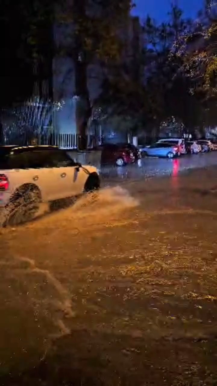 Çanakkale’de cadde ve sokaklar göle döndü