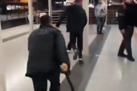 Metroda çıkan kavgada yumruklar havada uçuştu, kavgayı izleyen vatandaşlardan bazıları maç seyreder gibi o anları kayda aldı