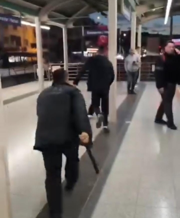 Metroda çıkan kavgada yumruklar havada uçuştu, kavgayı izleyen vatandaşlardan bazıları maç seyreder gibi o anları kayda aldı
