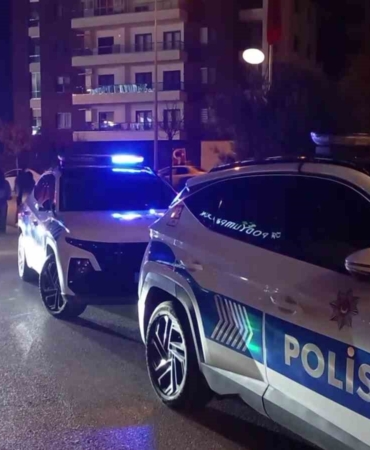 Silahını göstererek bekçileri tehdit etti