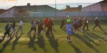 Taraftarlar sahaya girdi, maç tatil edildi