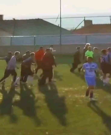 Taraftarlar sahaya girdi, maç tatil edildi