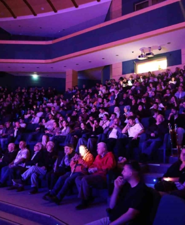 "Deli İbram Divanı" oyunu yoğun ilgiyle sahnelendi