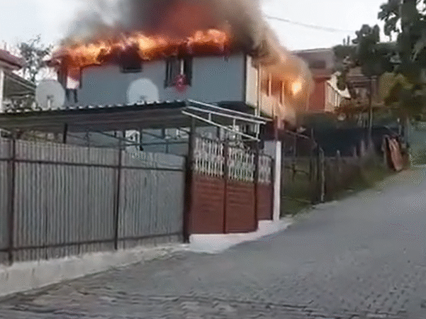 Yalova’da 2 katlı evde yangın