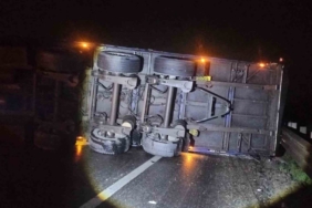 Bilecik’te tır devrildi, yol ulaşıma kapandı