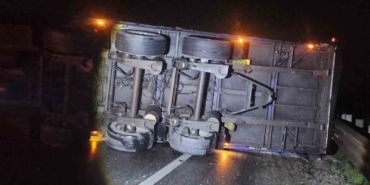 Bilecik’te tır devrildi, yol ulaşıma kapandı