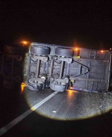 Bilecik’te tır devrildi, yol ulaşıma kapandı