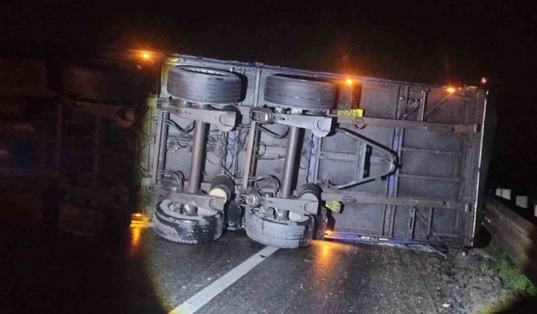 Bilecik’te tır devrildi, yol ulaşıma kapandı