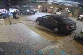 Yol verme kavgasında tartıştığı 2 kişiyi bıçakla yaraladı: O anlar kamerada