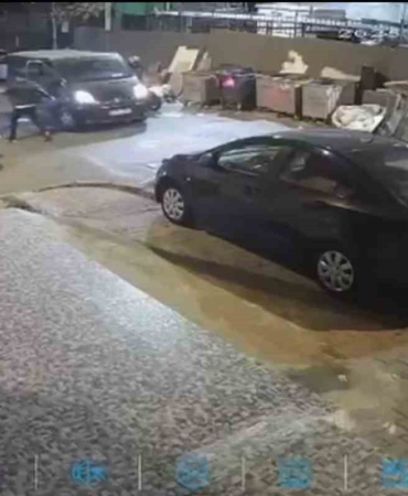 Yol verme kavgasında tartıştığı 2 kişiyi bıçakla yaraladı: O anlar kamerada