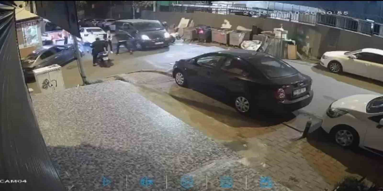 Yol verme kavgasında tartıştığı 2 kişiyi bıçakla yaraladı: O anlar kamerada