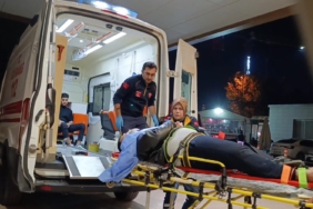 Kontrolden çıkan otomobil ağaca çarptı: 3 kişi yaralandı