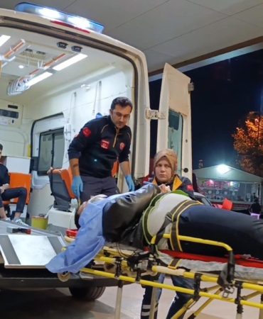 Kontrolden çıkan otomobil ağaca çarptı: 3 kişi yaralandı