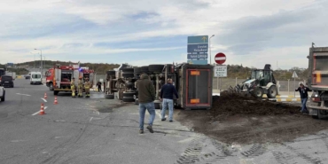 İstanbul Havalimanı’nda gübre yüklü kamyon devrildi